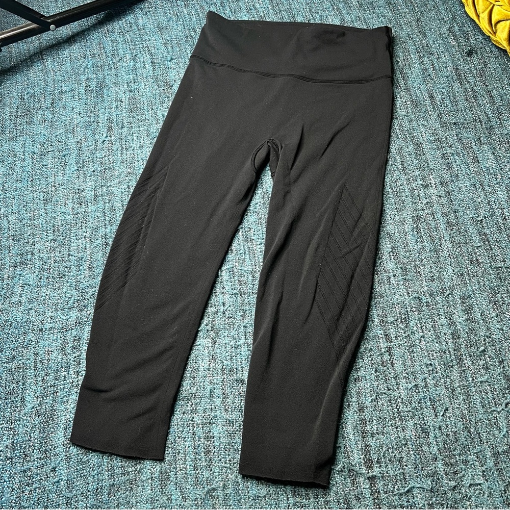 Lululemon Seamless Cropped Leggings in Black High Rise Athletic Workout